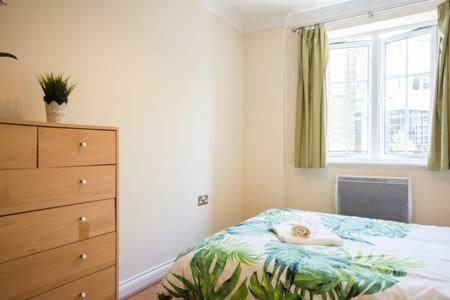 Central Reading Canal Side Apartment Sleeps 4 With Parking Luaran gambar